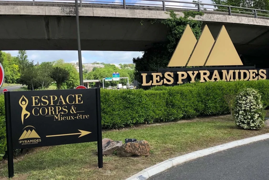 Enseigne et signaletique extérieure parc de bien-être et sport